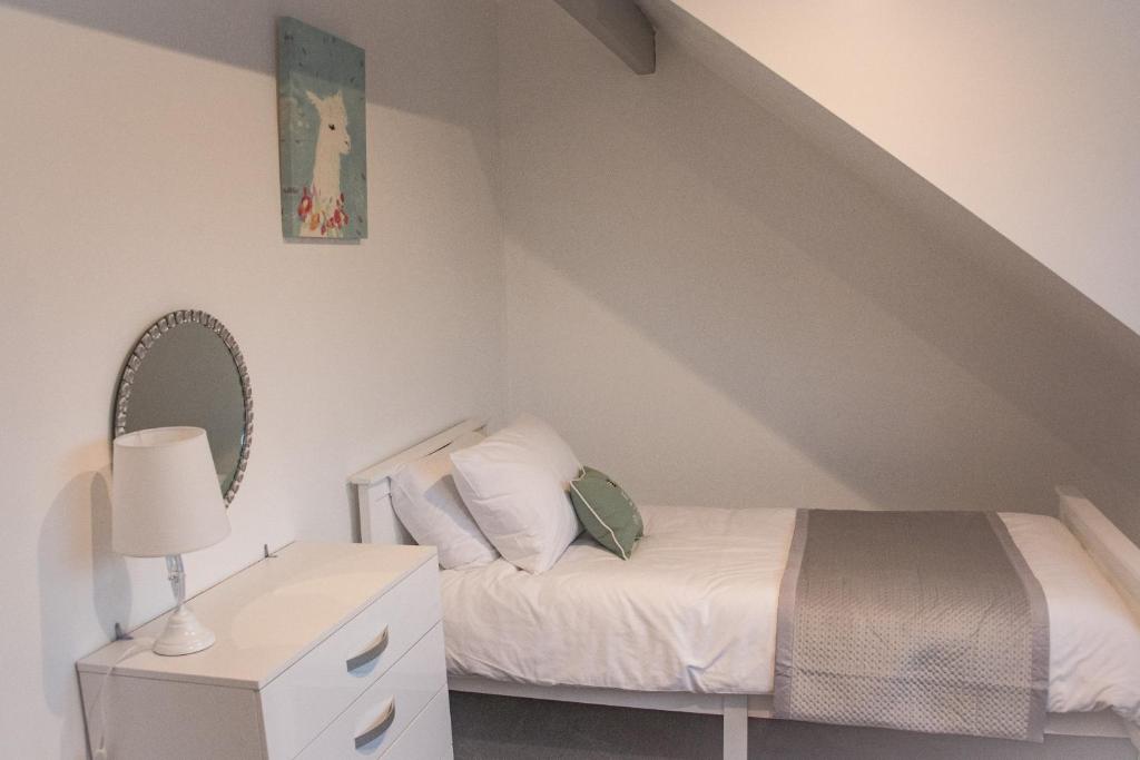 Nancy's Nook - Newly Renovated room 3